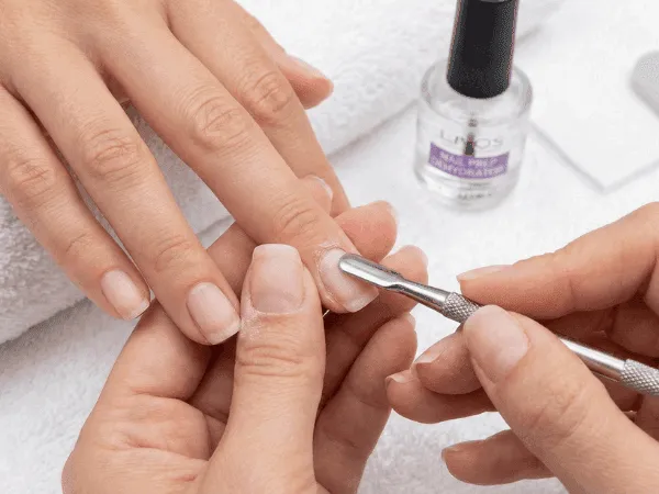 Trattamento delle cuticole con bastoncino d'arancio