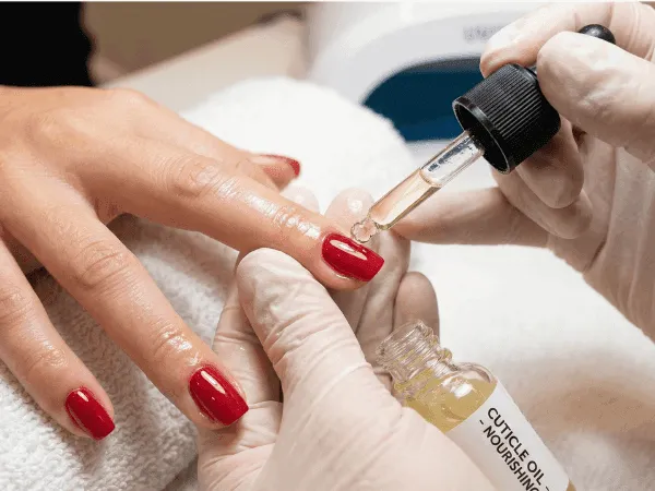Applicazione olio cuticole finale
