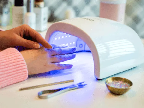 Lampada UV LED professionale bianca per polimerizzazione unghie gel e semipermanente con accessori per nail art.