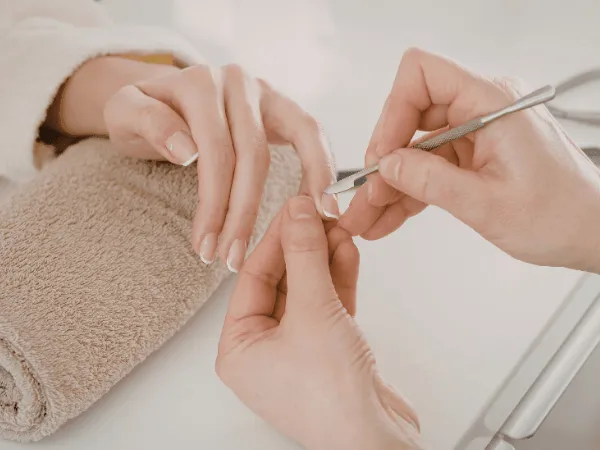 Manicure naturale semplice con unghie corte e curate