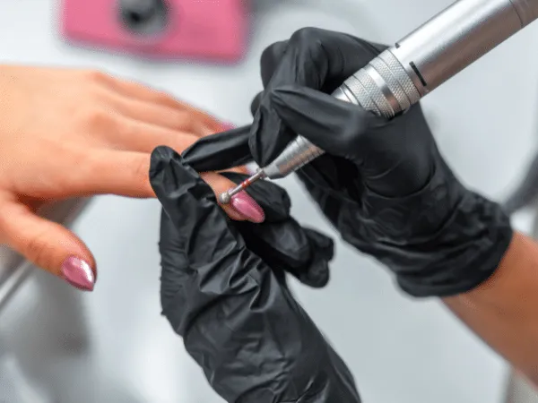 Rimozione ricostruzione unghie in gel con lima/fresa