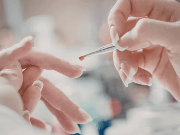 Pennello liner sottile per nail art utilizzato per rifiniture di precisione e dettagli millimetrici su unghie gel.