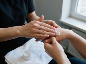 Massaggio con crema sulle mani al termine della manicure